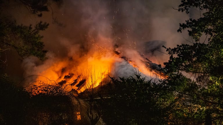 Haus in Flammen: Wegen der umliegenden Bäume konnten die Einsatzkräfte zunächst nicht zum Haus vordringen.
