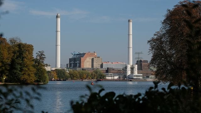 Das Heizkraftwerk Klingenberg an der Rummelsburger Bucht in Berlin (Archivbild). Das Heizkraftwerk Klingenberg an der Rummelsburger Bucht in Berlin (Archivbild).