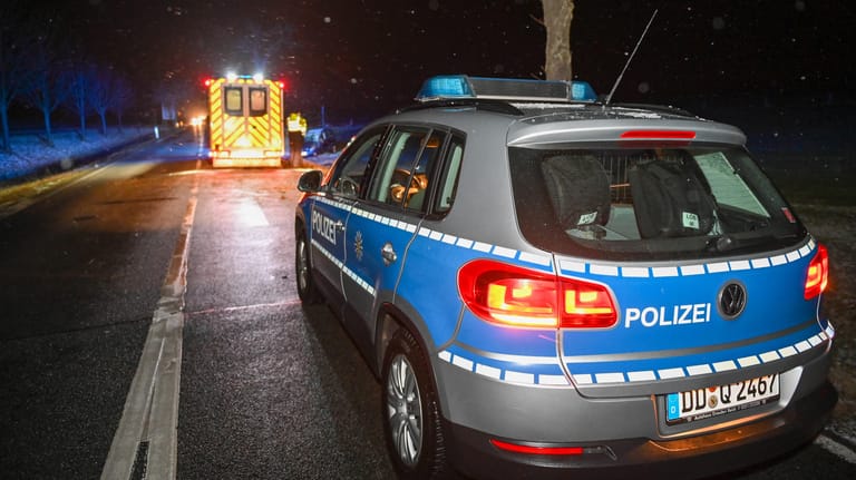 Polizei trifft am Unfallort ein (Symbolbild): Ein angetrunkener 43-Jähriger hat am Sonntag in Wiesbaden einen Unfall verursacht.