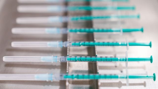 Fertig aufgezogene Spritzen mit dem Impfstoff von Biontech/Pfizer in einem Impfzentrum. Fertig aufgezogene Spritzen mit dem Impfstoff von Biontech/Pfizer in einem Impfzentrum.