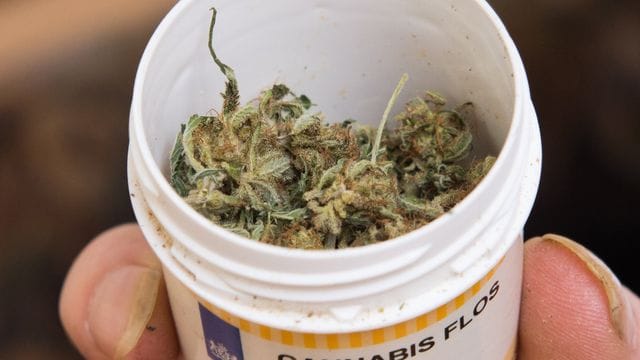 Cannabis wird in "irgendeiner Form der Besteuerung unterliegen, wie andere Konsumprodukte auch". Cannabis wird in "irgendeiner Form der Besteuerung unterliegen, wie andere Konsumprodukte auch".