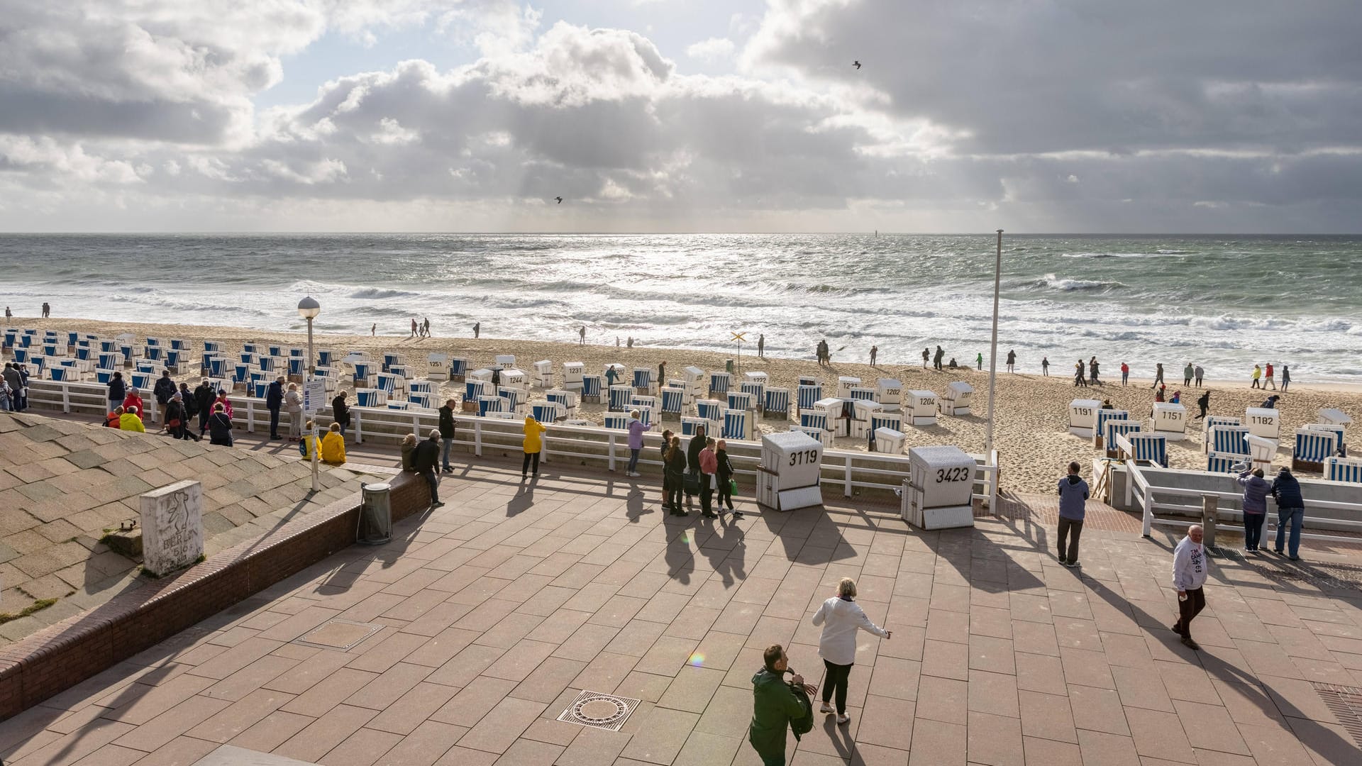 Hauptstrand und Promenade in Westerland auf Sylt (Archivbild): Seit den Weihnachtsfeiertagen sind die Ansteckungszahlen in die Höhe geschnellt.