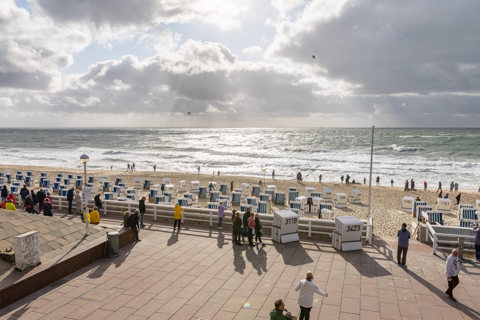 Hauptstrand und Promenade in Westerland auf Sylt (Archivbild): Seit den Weihnachtsfeiertagen sind die Ansteckungszahlen in die Höhe geschnellt.