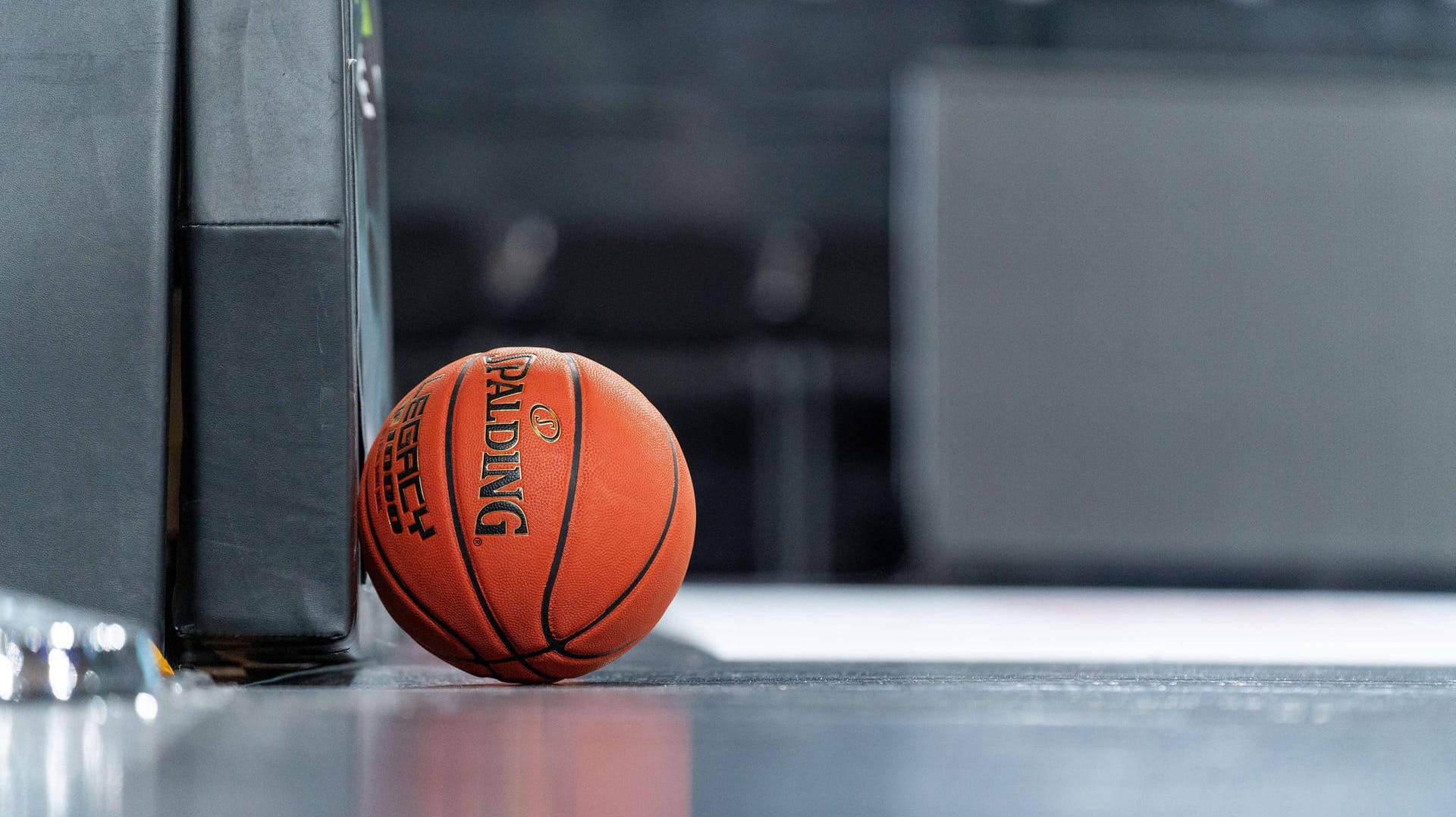 Ein Basketball liegt am Spielfeldrand (Symbolbild): Bei der Berliner Mannschaft gab es elf Corona-Fälle. Ein Basketball liegt am Spielfeldrand (Symbolbild): Bei der Berliner Mannschaft gab es elf Corona-Fälle.