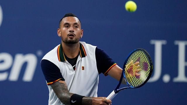 Der australische Tennisprofi ist positiv auf das Coronavirus getestet worden.