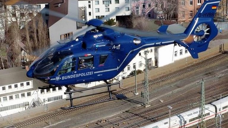 Hubschrauber der Bundespolizei: Der Bereich um den Bahnhof Olching wurde nach Tatverdächtigen abgesucht.