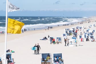 Touristen auf Sylt am Strand (Archivbild): Zahlreiche Betriebe haben wegen der hohen Infektionszahlen geschlossen.