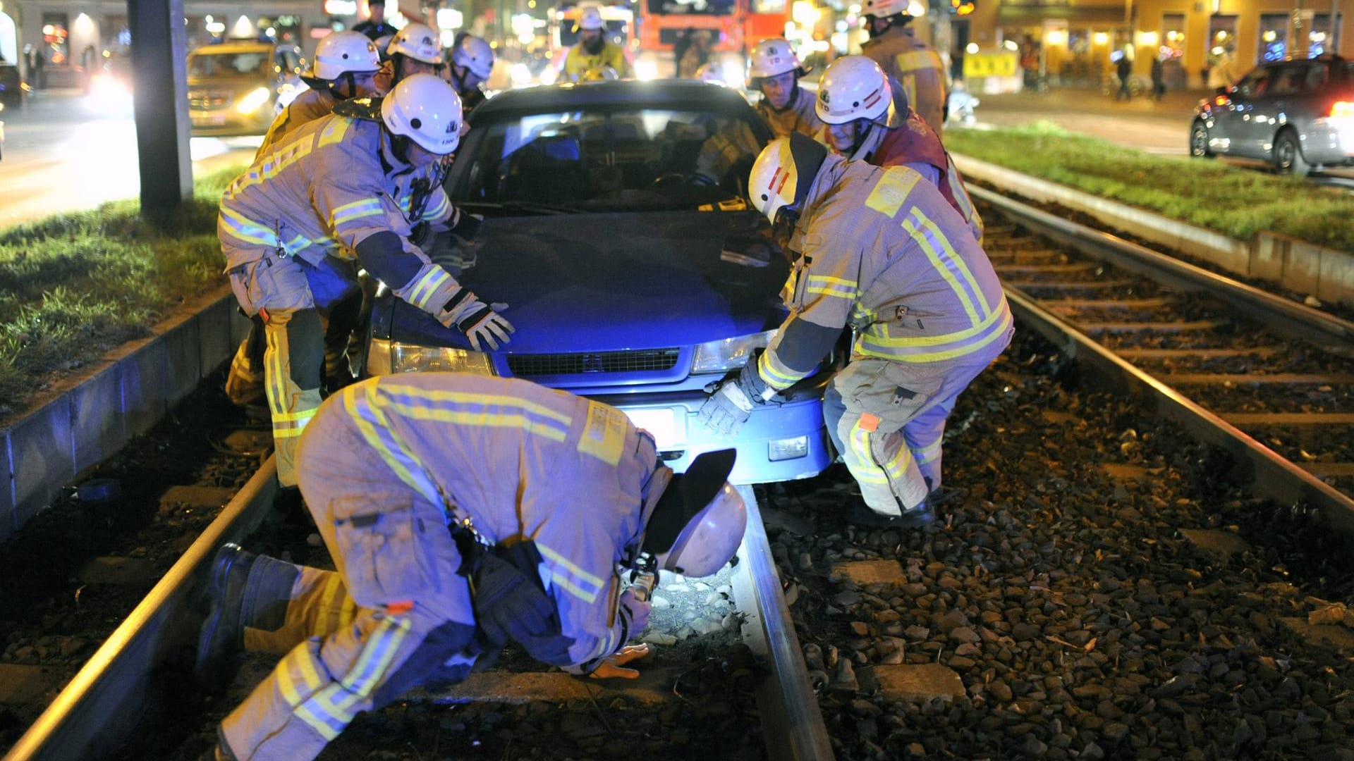 Feuerwehrleute bergen ein Auto aus einem Gleisbett in Berlin-Pankow (Archivbild): Die Tram-Strecke musste vorübergehend gesperrt werden. Feuerwehrleute bergen ein Auto aus einem Gleisbett in Berlin-Pankow (Archivbild): Die Tram-Strecke musste vorübergehend gesperrt werden.