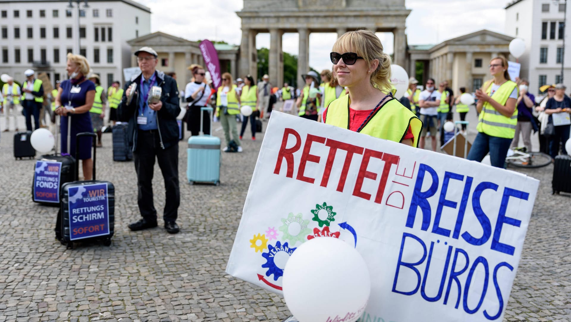 Demonstrierende Reiseveranstalter (Archivbild): Bereits im vergangenen Jahr machten viele Arbeitnehmer aus der Branche auf ihre prekäre Lage aufmerksam.