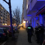 Schwer bewaffnete Polizisten bei dem Großeinsatz am Boxhagener Platz: Bei der Durchsuchung einer Wohnung fanden Beamte Waffen, Drogen und Feinwaagen.