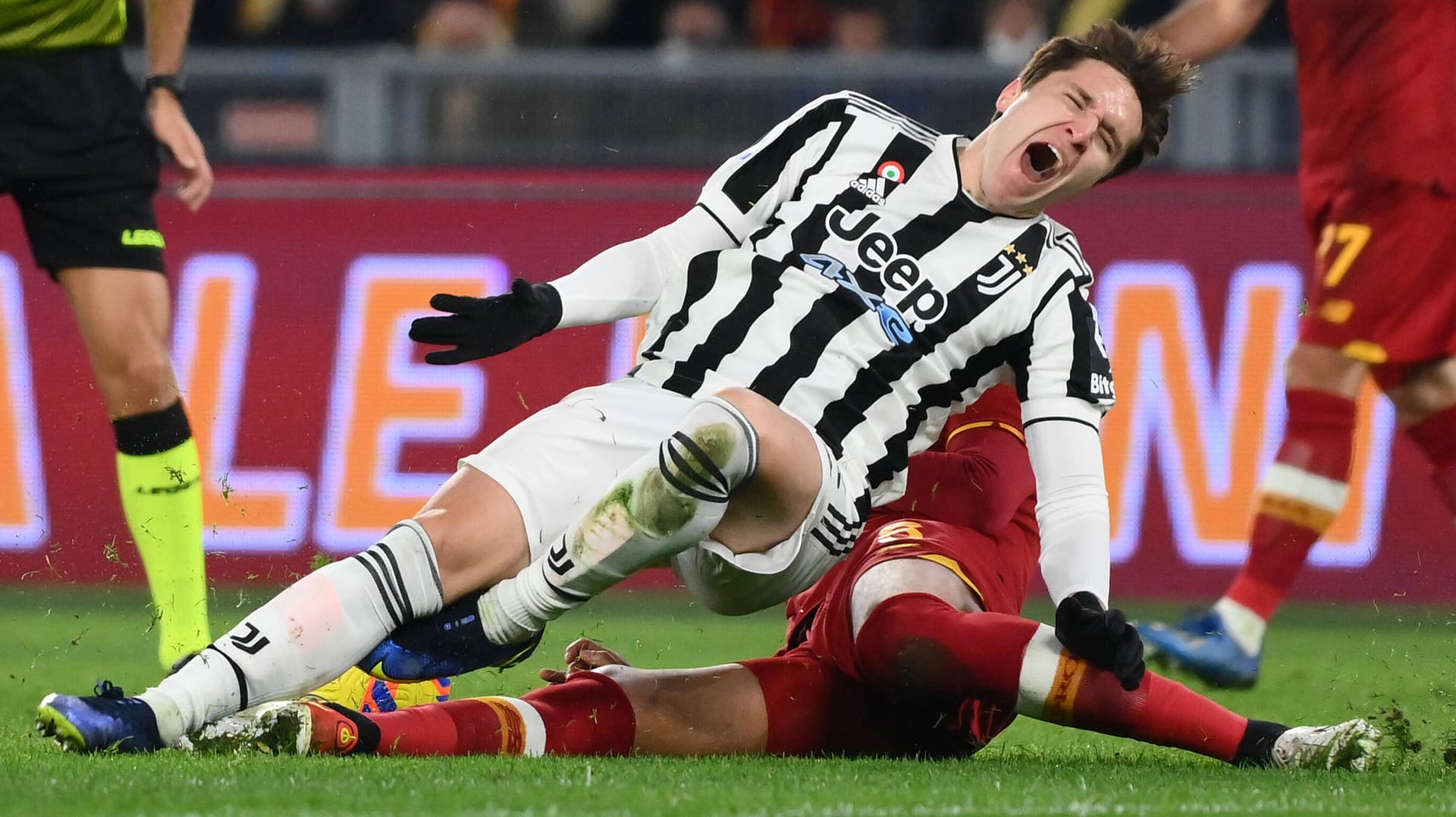 Federico Chiesa: Der Juve-Stürmer verletzte sich beim Zweikampf mit Roms Verteidiger Chris Smalling.