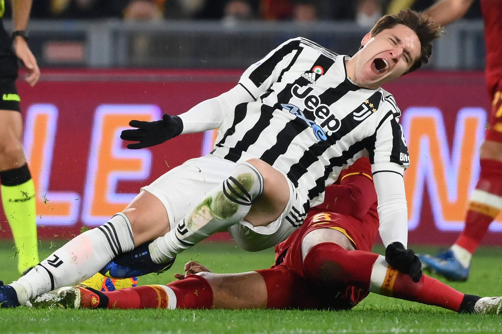 Federico Chiesa: Der Juve-Stürmer verletzte sich beim Zweikampf mit Roms Verteidiger Chris Smalling.