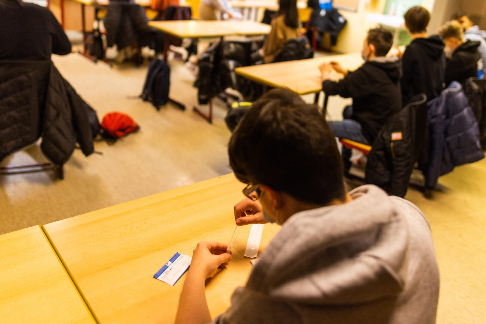 Ein Schüler bei einem Corona-Test (Archivbild): Ab Montag kehren die Kinder und Jugendlichen wieder in die Schulen zurück.