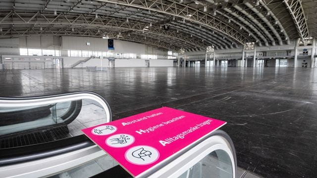 Hygienehinweise liegen in der leeren Messehalle 2 auf dem Messegelände (Archivbild): Die Messe sollte eigentlich im April stattfinden. Hygienehinweise liegen in der leeren Messehalle 2 auf dem Messegelände (Archivbild): Die Messe sollte eigentlich im April stattfinden.