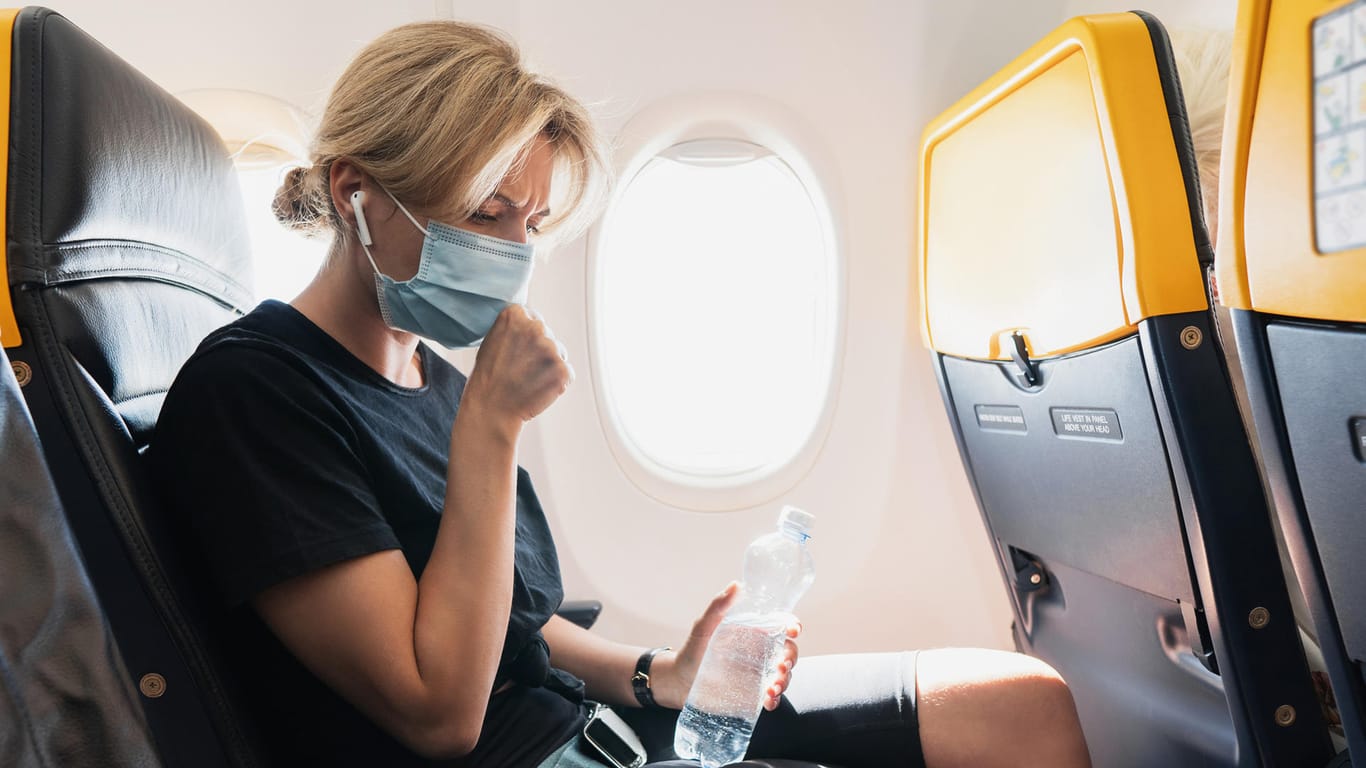 Passagierin hustet im Flugzeug (Symbolbild): Ein Beitrag auf Reddit hat Empörung ausgelöst.