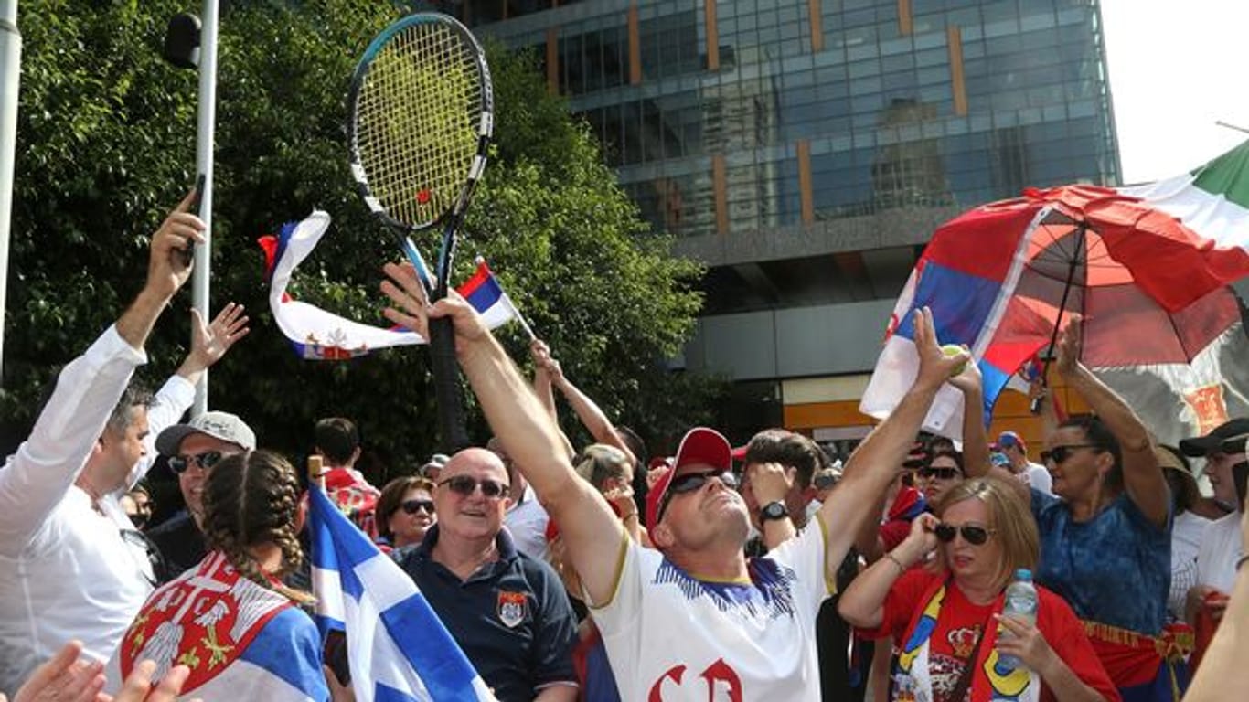 Fans des serbischen Tennisstars Novak Djokovic reagieren auf die Nachricht, dass dem Einspruch von Djokovic stattgegeben wurde.