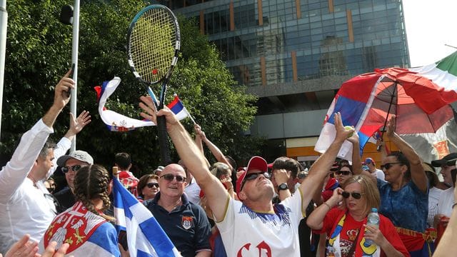 Fans des serbischen Tennisstars Novak Djokovic reagieren auf die Nachricht, dass dem Einspruch von Djokovic stattgegeben wurde. Fans des serbischen Tennisstars Novak Djokovic reagieren auf die Nachricht, dass dem Einspruch von Djokovic stattgegeben wurde.
