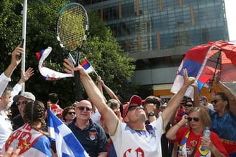 Fans des serbischen Tennisstars Novak Djokovic reagieren auf die Nachricht, dass dem Einspruch von Djokovic stattgegeben wurde.