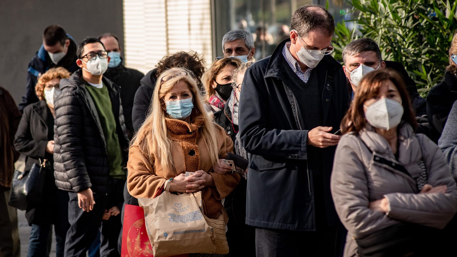 Impfzentrum in Barcelona: Spaniens Regierung prüft derzeit eine andere Strategie im Umgang mit dem Virus.