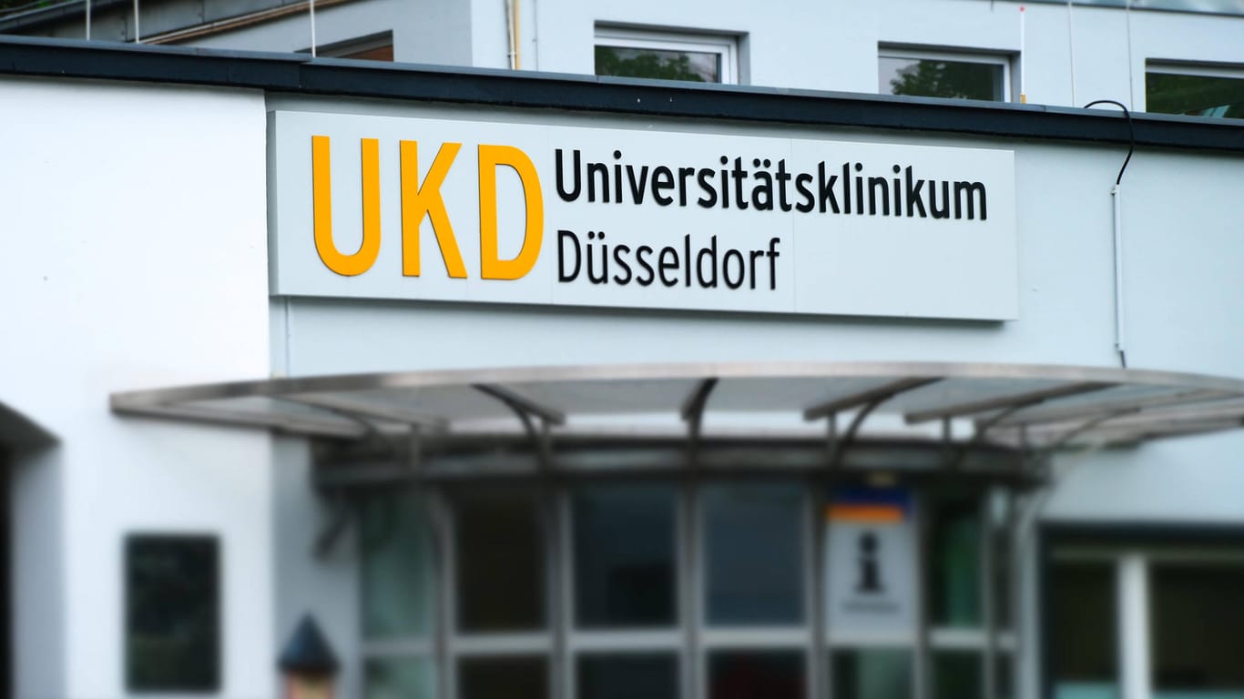 Eingang des Universitätsklinikums Düsseldorf (Archivbild): Die Familie des verstorbenen Patienten hatte gefordert, die Behandlung fortzusetzen.