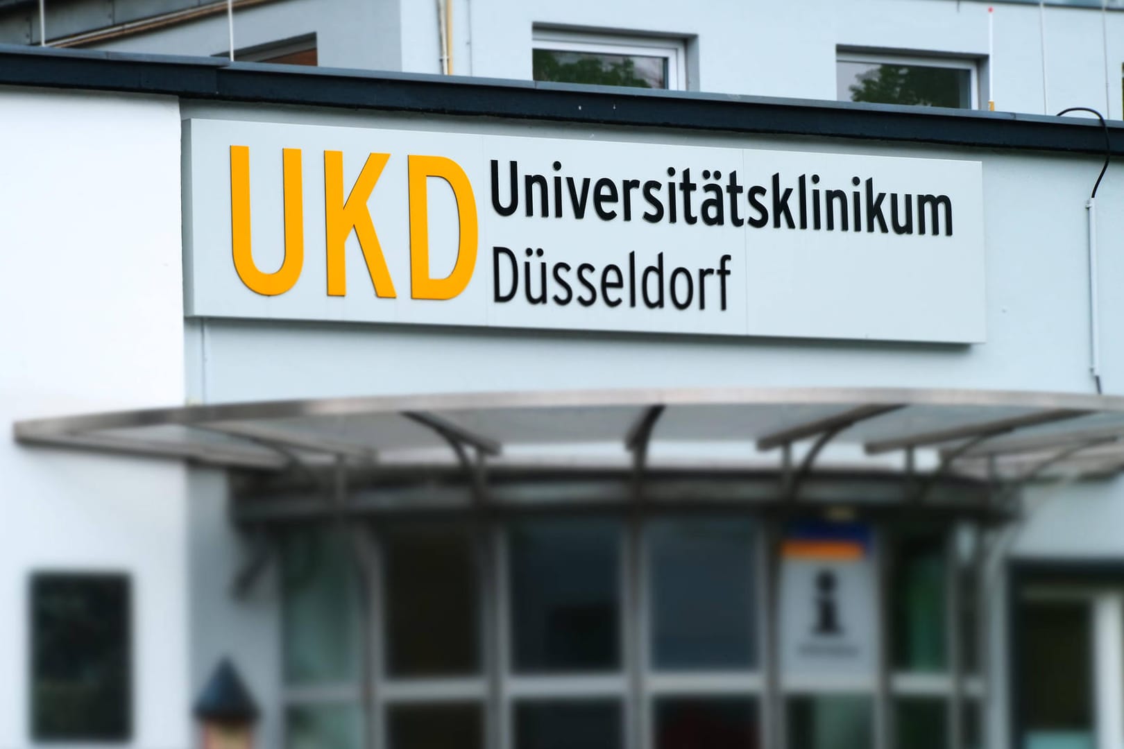 Eingang des Universitätsklinikums Düsseldorf (Archivbild): Die Familie des verstorbenen Patienten hatte gefordert, die Behandlung fortzusetzen.