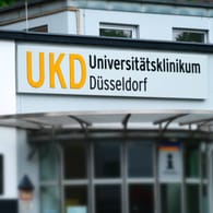Eingang des Universitätsklinikums Düsseldorf (Archivbild): Die Familie des verstorbenen Patienten hatte gefordert, die Behandlung fortzusetzen.