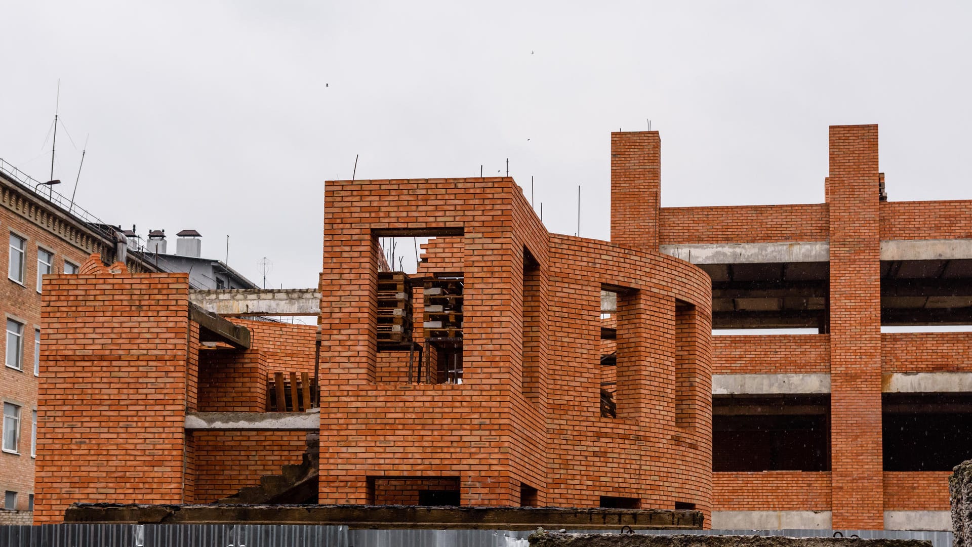 Haus im Rohbau (Symbolbild): Die Neubaupreise steigen rasant.