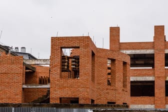 Haus im Rohbau (Symbolbild): Die Neubaupreise steigen rasant.