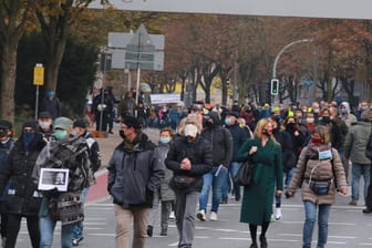 Gegner der Corona-Maßnahmen auf der Straße (Archivbild): In Dortmund haben "Querdenker" zwei Versammlungen angekündigt.