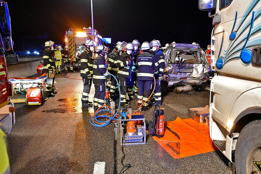 Einsatzkräfte auf der A 99: Ein Lkw war in einen Pkw reingefahren.