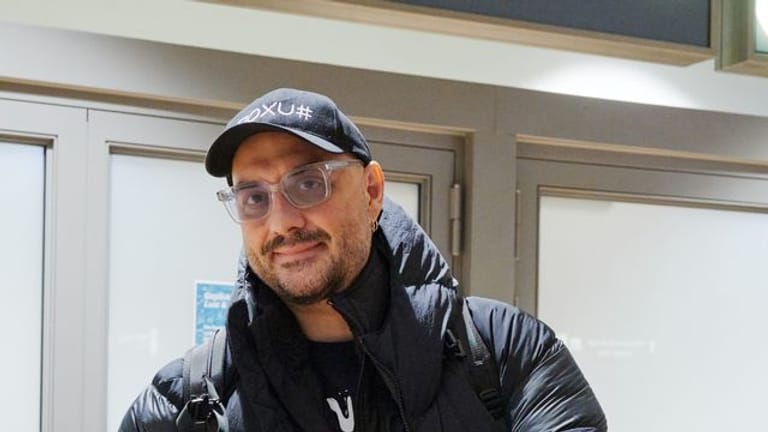 Der Film-, Opern- und Theaterregisseur Kirill Serebrennikow bei seiner Ankunft am Flughafen in Hamburg.