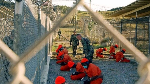 In orangefarbenen Overalls gekleidete Häftlinge im US-Gefangenenlager Guantánamo im Januar 2002.