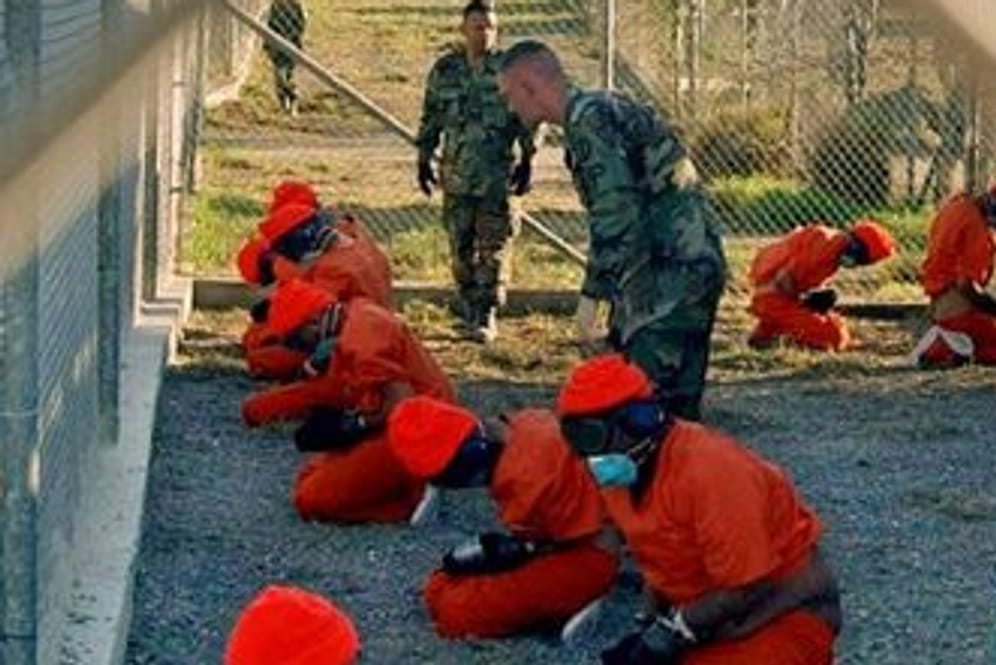 In orangefarbenen Overalls gekleidete Häftlinge im US-Gefangenenlager Guantánamo im Januar 2002.