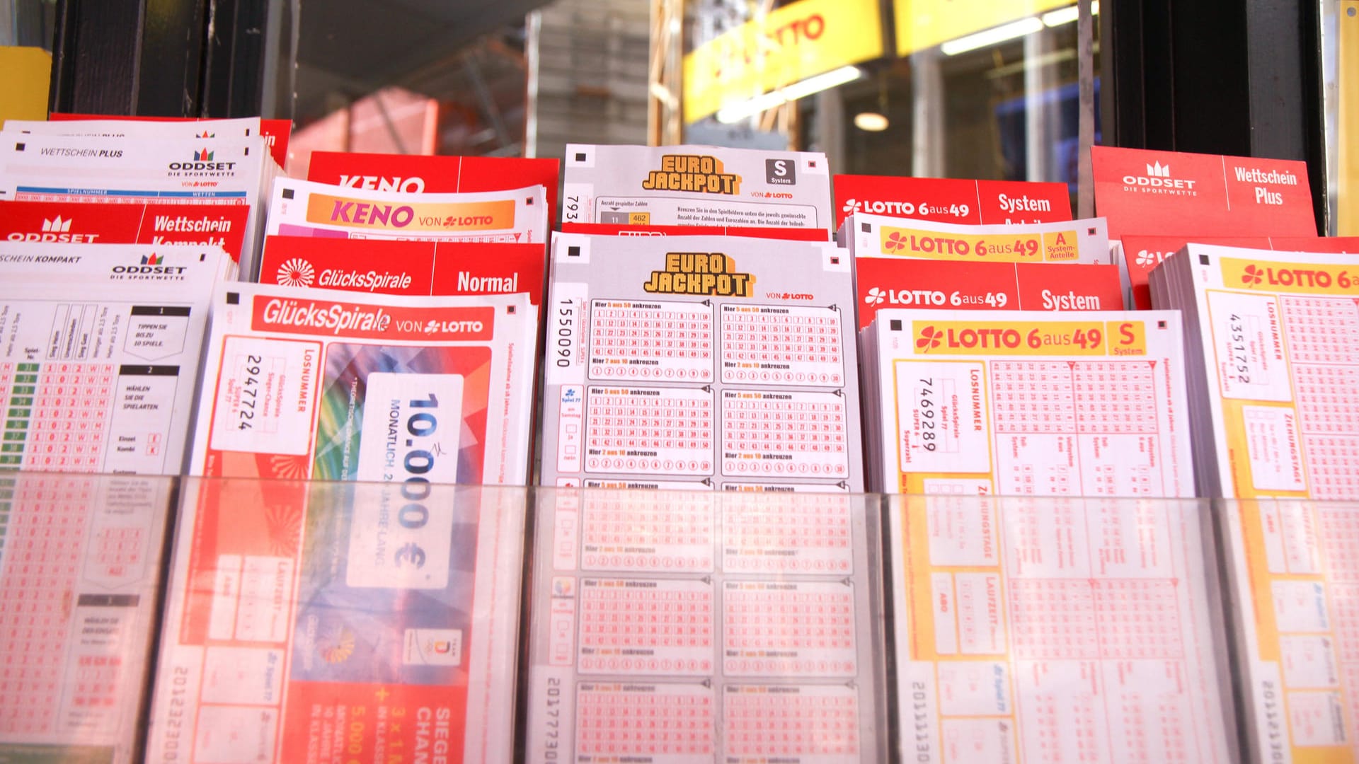 Lottoscheine in einem Aufsteller (Symbolbild): 66,2 Millionen Euro sind an Lottogewinner nach Hamburg gegangen. Lottoscheine in einem Aufsteller (Symbolbild): 66,2 Millionen Euro sind an Lottogewinner nach Hamburg gegangen.