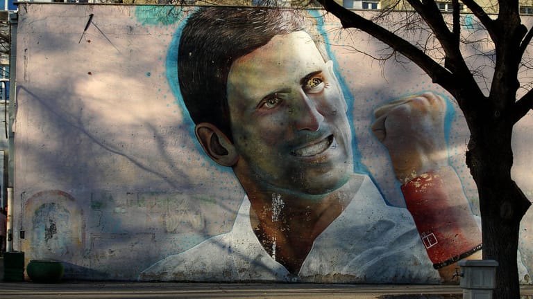 Novak Djokovic: Die Nummer eins der Tenniswelt, hier auf einem Wandbild in Serbiens Hauptstadt Belgrad, erreichte am Montag vor Gericht einen Teilerfolg.