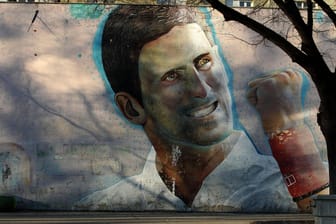 Novak Djokovic: Die Nummer eins der Tenniswelt, hier auf einem Wandbild in Serbiens Hauptstadt Belgrad, erreichte am Montag vor Gericht einen Teilerfolg.