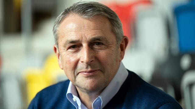 Klaus Allofs, Vorstandsmitglied bei Fortuna Düsseldorf, sitzt in der Merkur Spiel-Arena.