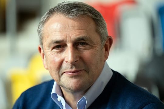 Klaus Allofs, Vorstandsmitglied bei Fortuna Düsseldorf, sitzt in der Merkur Spiel-Arena.