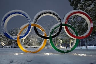 Die Olympischen Ringe (Symbolbild): China setzt die Null-Covid-Politik auch bei den Olympischen Winterspielen strikt durch.