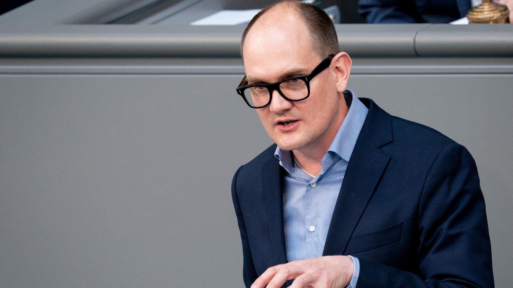 Janosch Dahmen im Bundestag: Der Gesundheitsexperte der Grünen will die Impfpflicht zunächst auf weitere Berufsgruppen ausweiten.