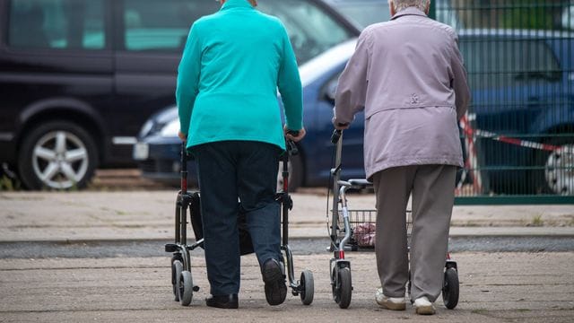 In der Zinsflaute könnten weiteren Betriebsrentnern in den nächsten Jahren finanzielle Einschnitte drohen. In der Zinsflaute könnten weiteren Betriebsrentnern in den nächsten Jahren finanzielle Einschnitte drohen.