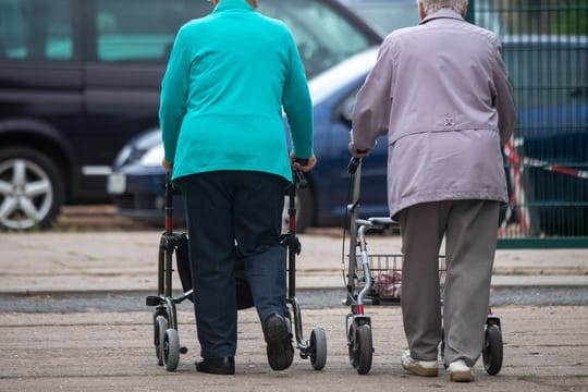 In der Zinsflaute könnten weiteren Betriebsrentnern in den nächsten Jahren finanzielle Einschnitte drohen.