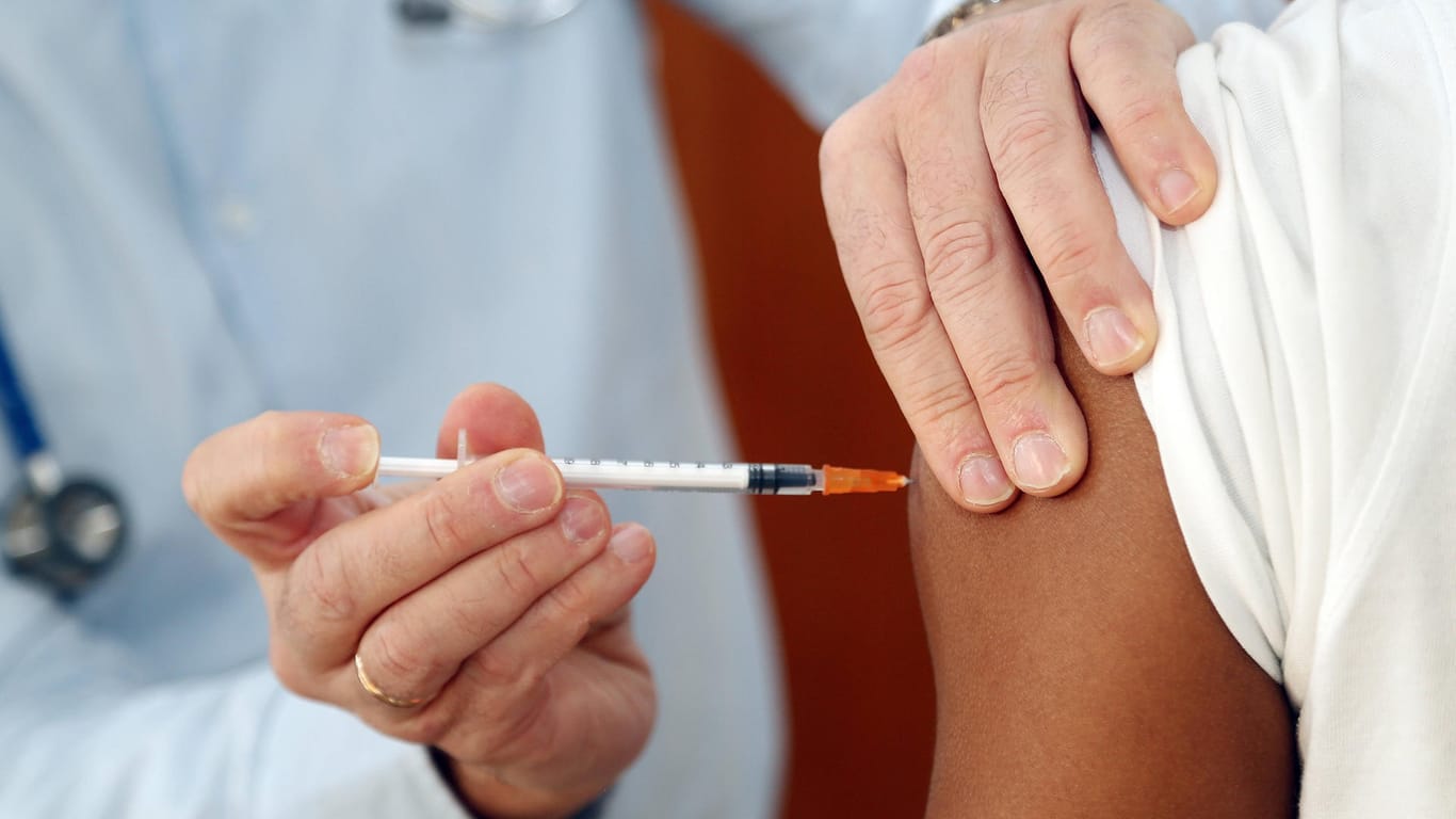 Eine Person erhält eine Corona-Schutzimpfung: Bald sollen nur noch Geboosterte als vollständig geimpft gelten.