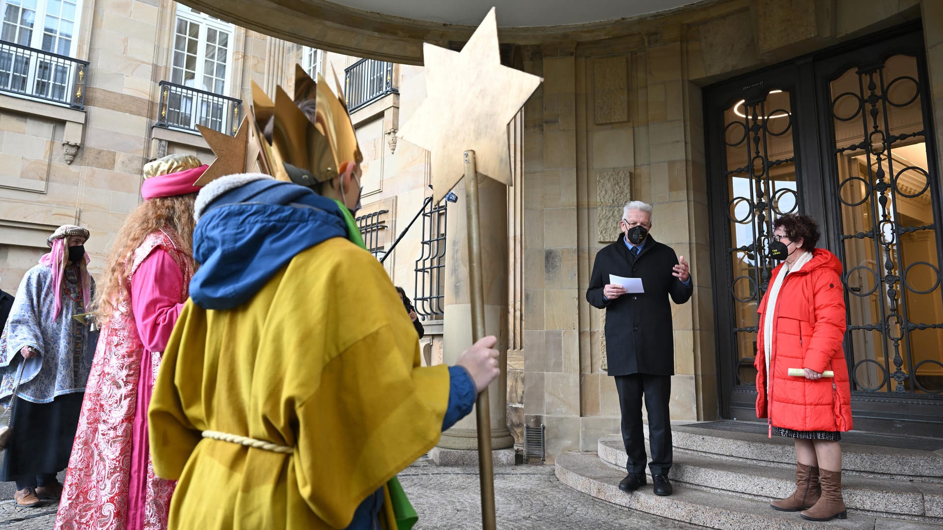 Winfried Kretschmann, Ministerpräsident von Baden-Württemberg (l) und seine Frau Gerlinde (r) empfangen Sternsingergruppen: Die Sternsinger bitten traditionell um Spenden und überbringen ihren Segen. Winfried Kretschmann, Ministerpräsident von Baden-Württemberg (l) und seine Frau Gerlinde (r) empfangen Sternsingergruppen: Die Sternsinger bitten traditionell um Spenden und überbringen ihren Segen.