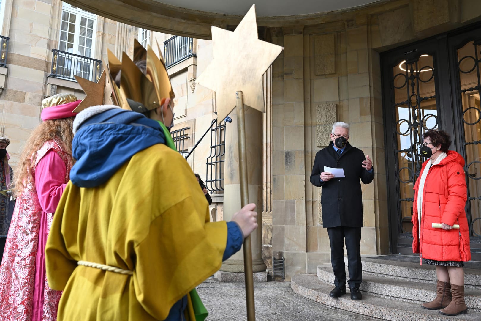 Winfried Kretschmann, Ministerpräsident von Baden-Württemberg (l) und seine Frau Gerlinde (r) empfangen Sternsingergruppen: Die Sternsinger bitten traditionell um Spenden und überbringen ihren Segen.