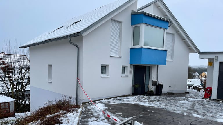 Der Tatort im bayrischen Mistelbach: Im Keller dieses Hauses wurde am Sonntag ein lebloses Paar mit Stichverletzungen gefunden.