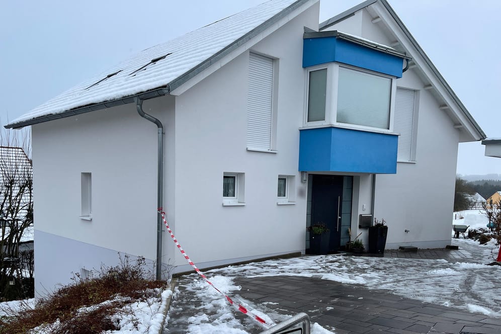 Der Tatort im bayrischen Mistelbach: Im Keller dieses Hauses wurde am Sonntag ein lebloses Paar mit Stichverletzungen gefunden.