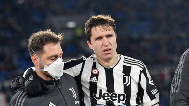 Juve-Profi Federico Chiesa (r) fällt längerfristig aus.