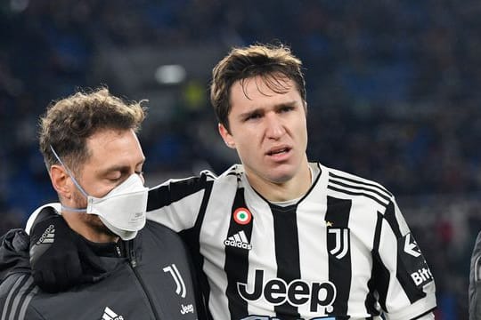 Juve-Profi Federico Chiesa (r) fällt längerfristig aus.