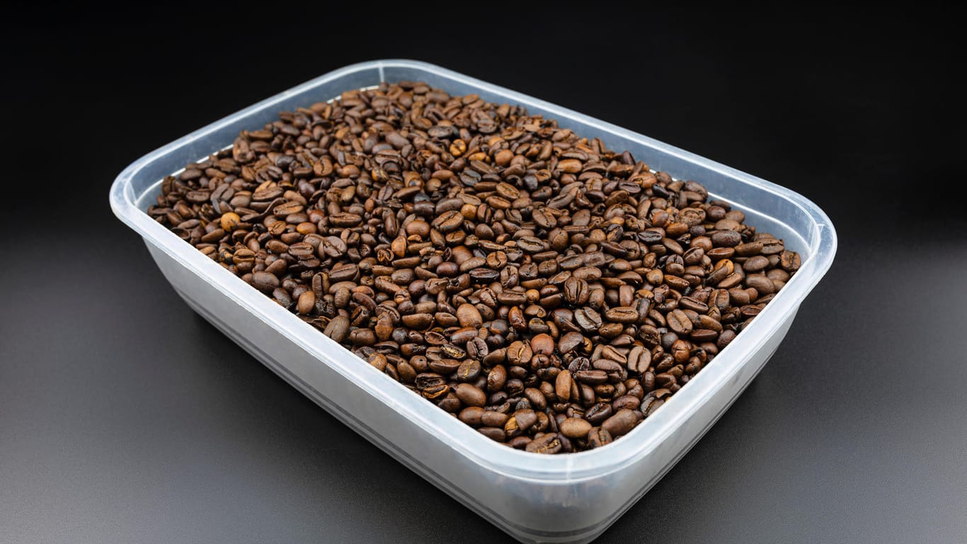 Vorratsdose: Kaffee soll unangenehm riechendes Plastik wieder frisch machen.